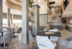 Café da manhã com buffet grátis todos os dias