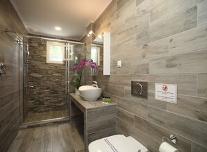 Departamento Deluxe | Baño | Regadera, regadera tipo lluvia, secadora de cabello, toallas 