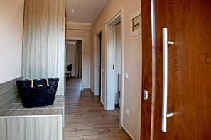 Superior-Apartment | Zimmersafe, schallisolierte Zimmer, Bügeleisen/Bügelbrett