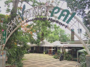 The entrance to Sukhana Resort with a sign arching over the entrance. - The Sylvana Pai Boutique Resort (Pai)