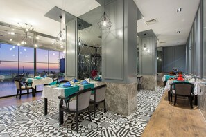 朝食、ランチ、ディナーに営業 (多国籍料理)