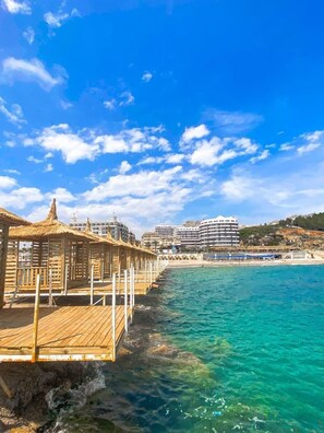 Private beach, sun-loungers, beach umbrellas, beach towels - NoxInn Deluxe Hotel - All inclusive (Alanya)