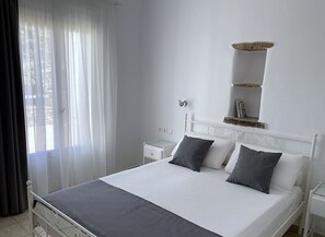 Apartemen, 2 kamar tidur | Brankas, kedap suara, setrika/meja setrika, dan tempat tidur bayi gratis