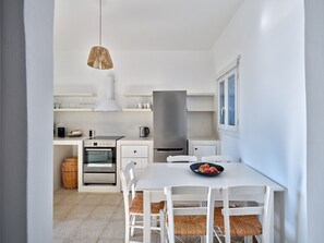 Apartemen, pemandangan laut | Dapur pribadi | Lemari es besar, kompor, mesin pembuat kopi/teh, dan ketel listrik