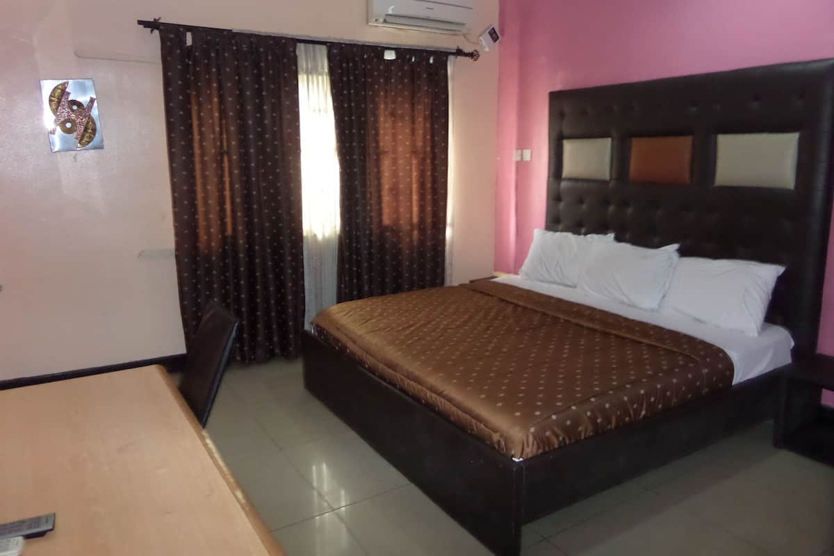 Executive Room | Minibar, in-room safe, desk, blackout drapes