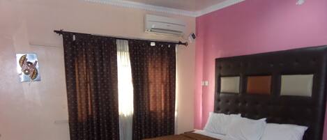 Habitación ejecutiva | Minibar, caja de seguridad en la habitación y escritorio