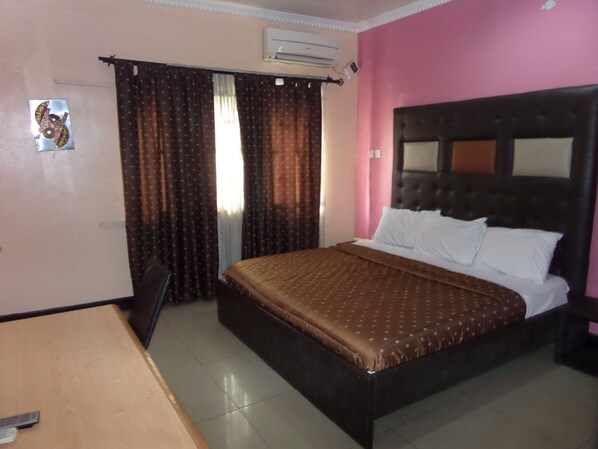Executive Room | Minibar, in-room safe, desk, blackout drapes - The Nest Hotel (Lagos)