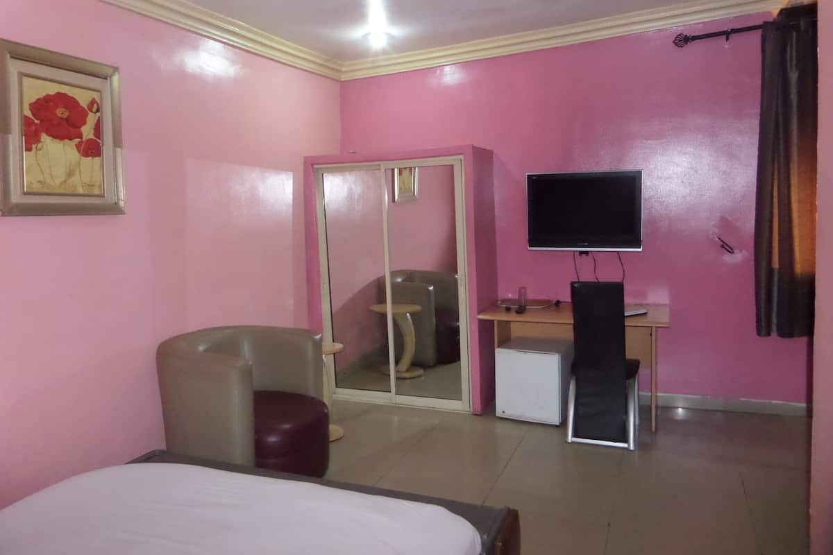 Standard Room | Minibar, in-room safe, desk, blackout drapes