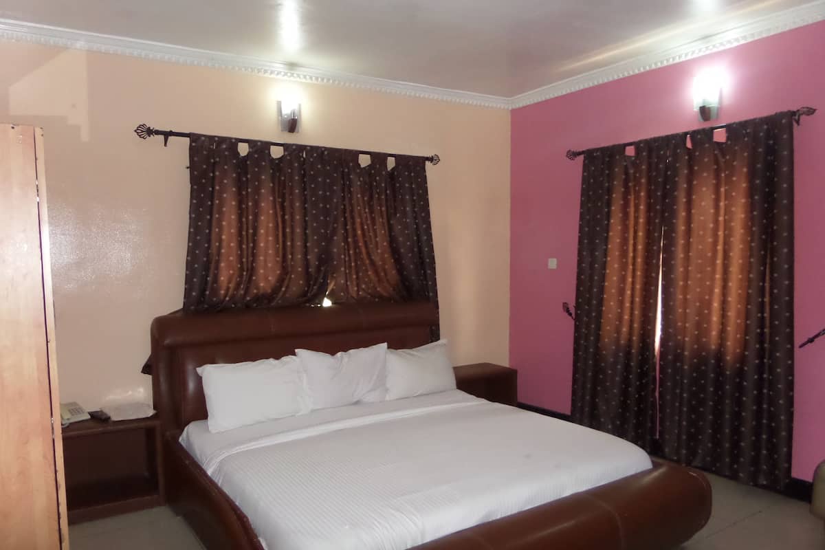 Diplomatic Room | Minibar, in-room safe, desk, blackout drapes
