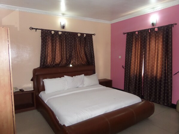 Diplomatic Room | Minibar, in-room safe, desk, blackout drapes - The Nest Hotel (Lagos)