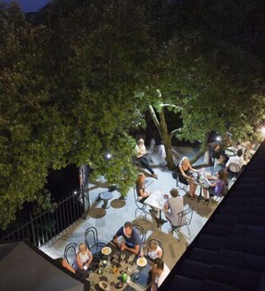 Déjeuner et dîner servis sur place, spécialités Cuisine locale