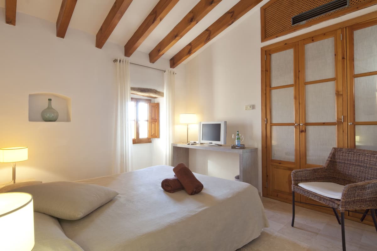 Standard Double Room | Minibar, in-room safe, desk, rollaway beds (surcharge)