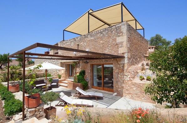 Grand Suite, 1 King Bed, Garden View, Garden Area | Garden view - Ses Cases de Fetget (Son Servera)