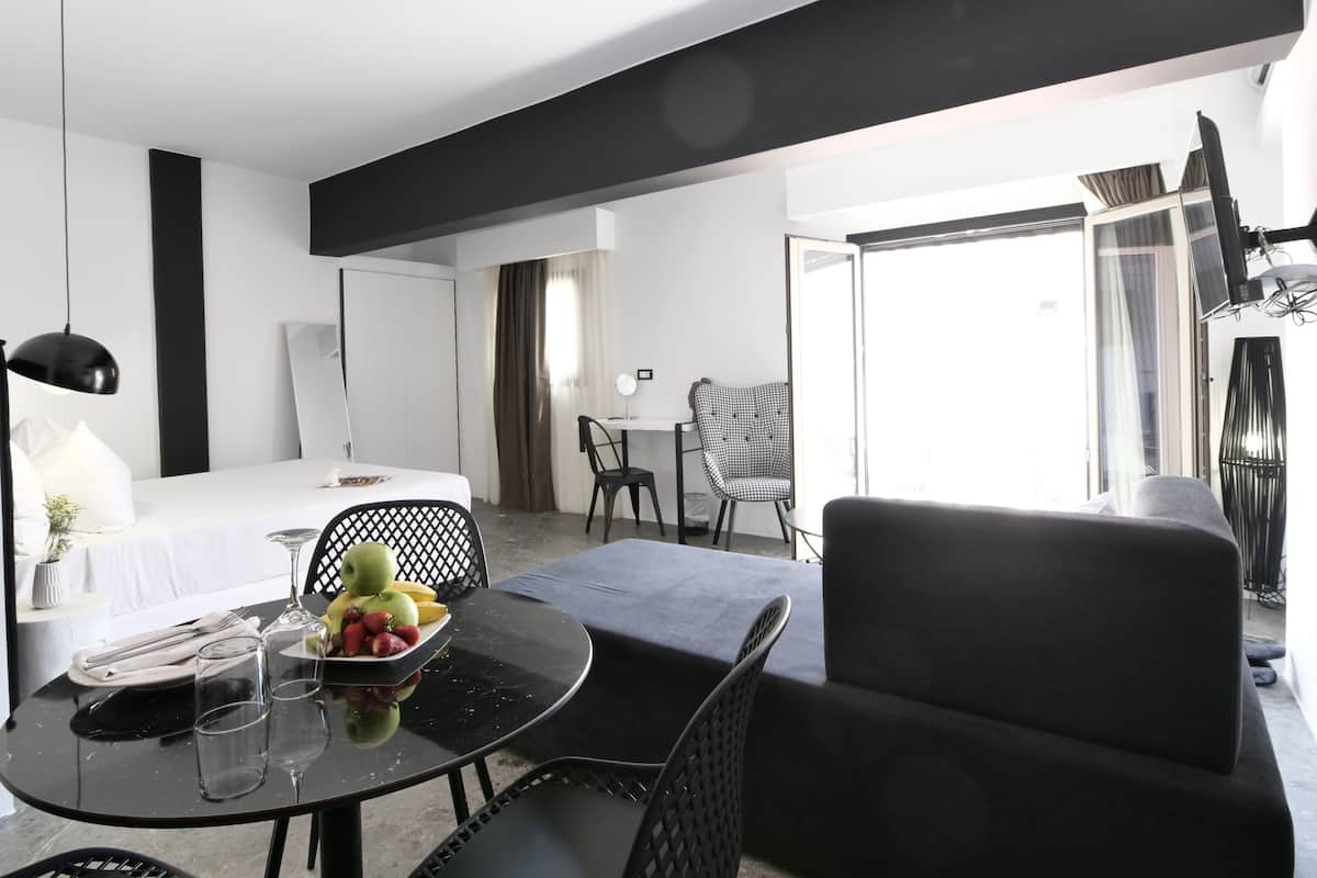Suite | 1 bedroom, premium bedding, pillow-top beds, in-room safe