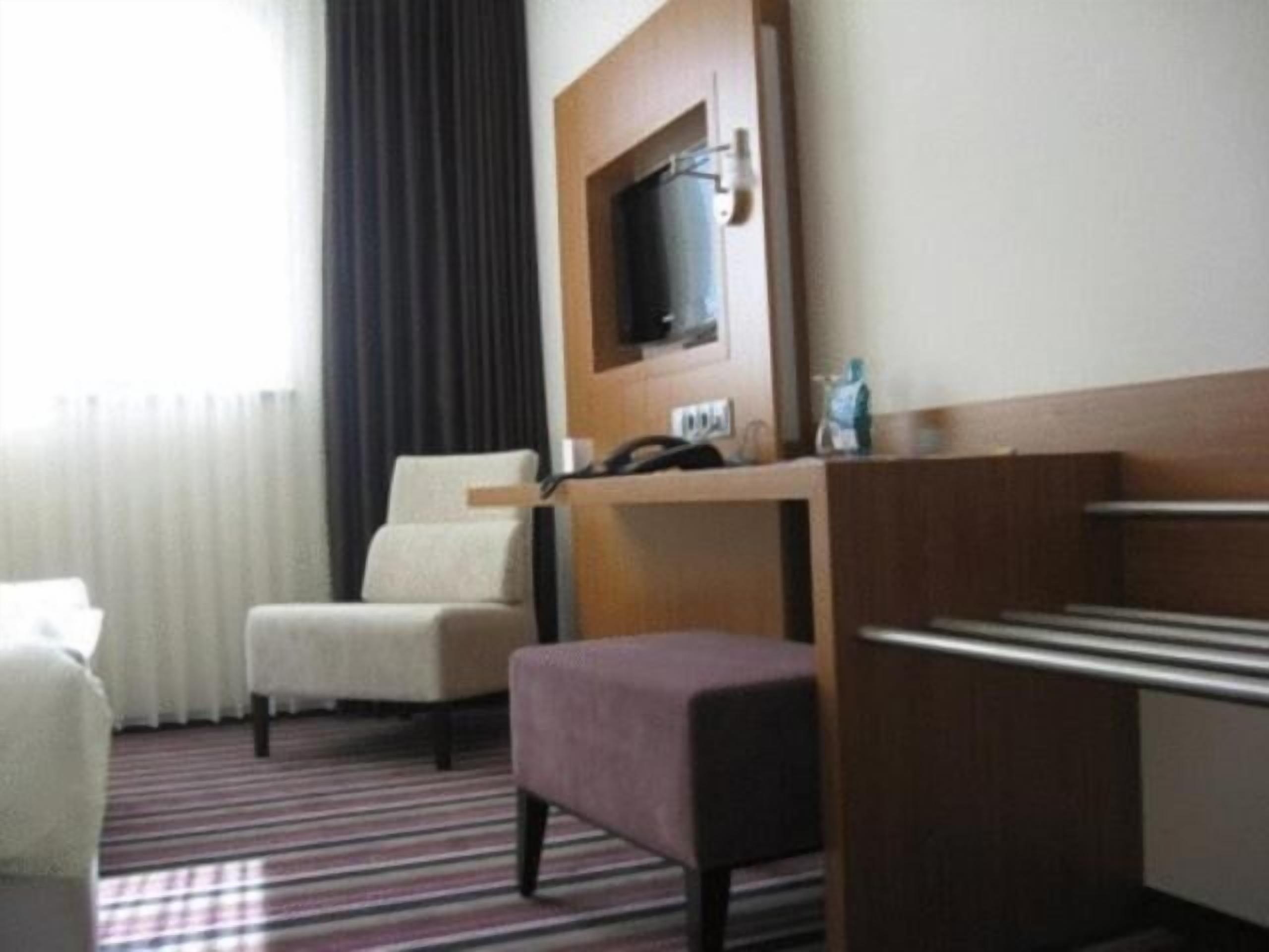 soundproofing, free wifi, bed sheets