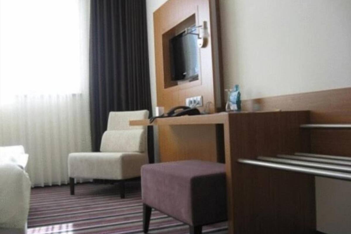 soundproofing, free wifi, bed sheets