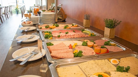 Desayuno buffet diario (EUR 14.9 por persona)