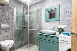 Apartment, 1 Bedroom (Szewska1/4 street, Number 2) | Bathroom | Free toiletries, hair dryer, towels - Elite Apartments – Gdansk Old Town (Gdansk)