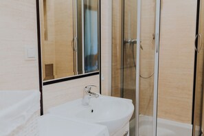 Studio (Chlebnicka) | Badezimmer | Kostenlose Toilettenartikel, Haartrockner, Handtücher