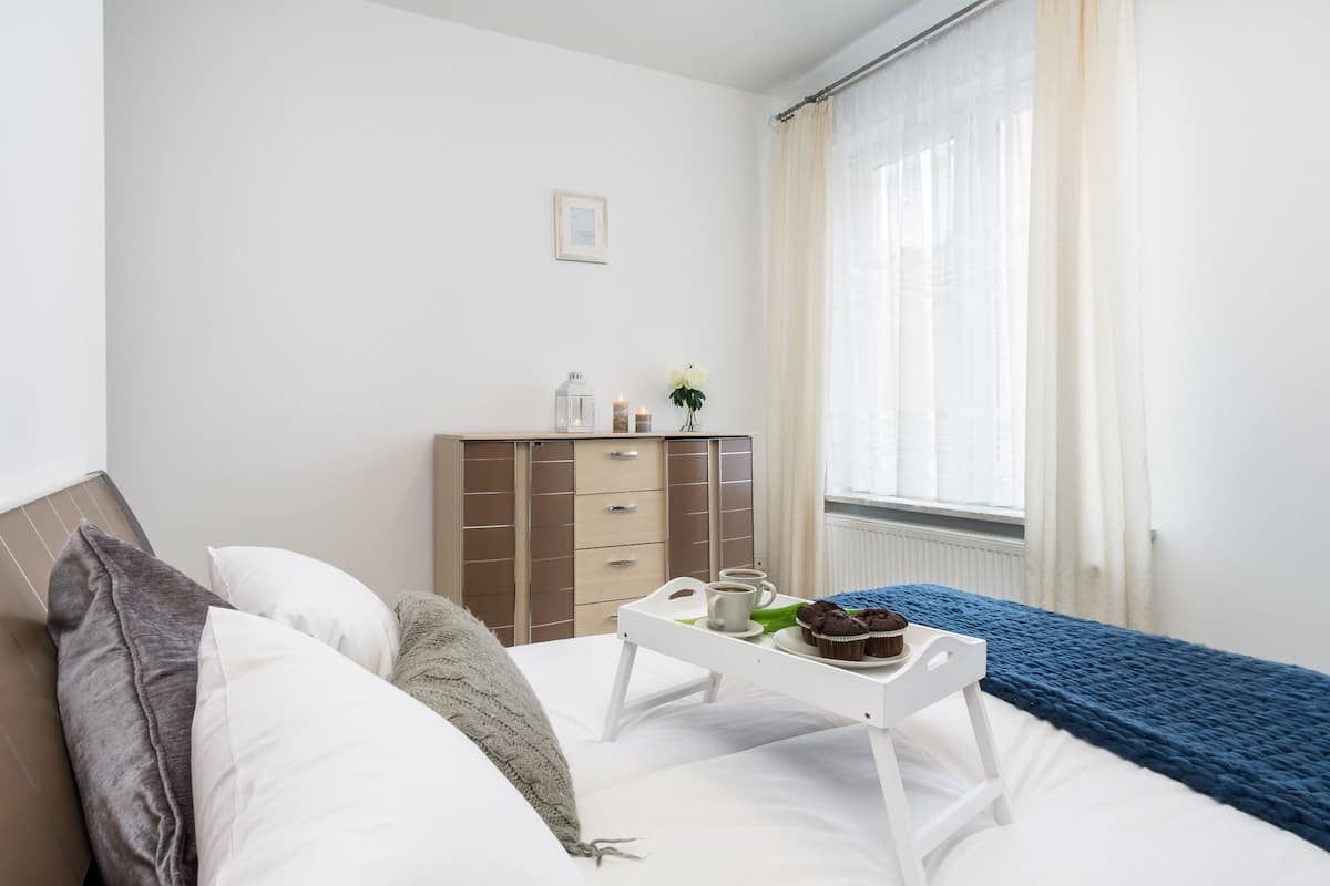 Deluxe-Apartment, 2 Schlafzimmer | Bügeleisen/Bügelbrett, Babybetten, Zustellbetten, Bettwäsche