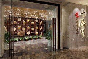 5 ristoranti, aperti a colazione e a pranzo, cucina internazionale