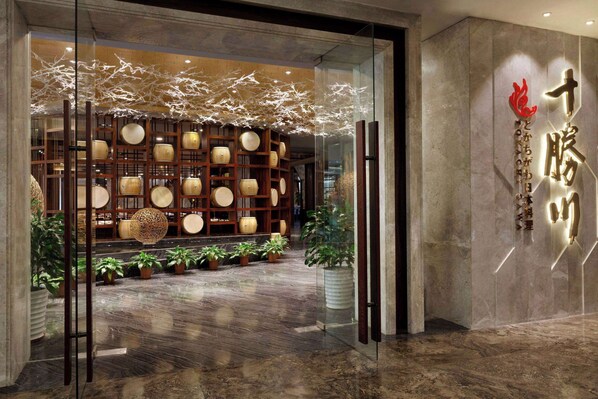 5 restaurantes; se sirve desayuno, almuerzo y cena; cocina internacional