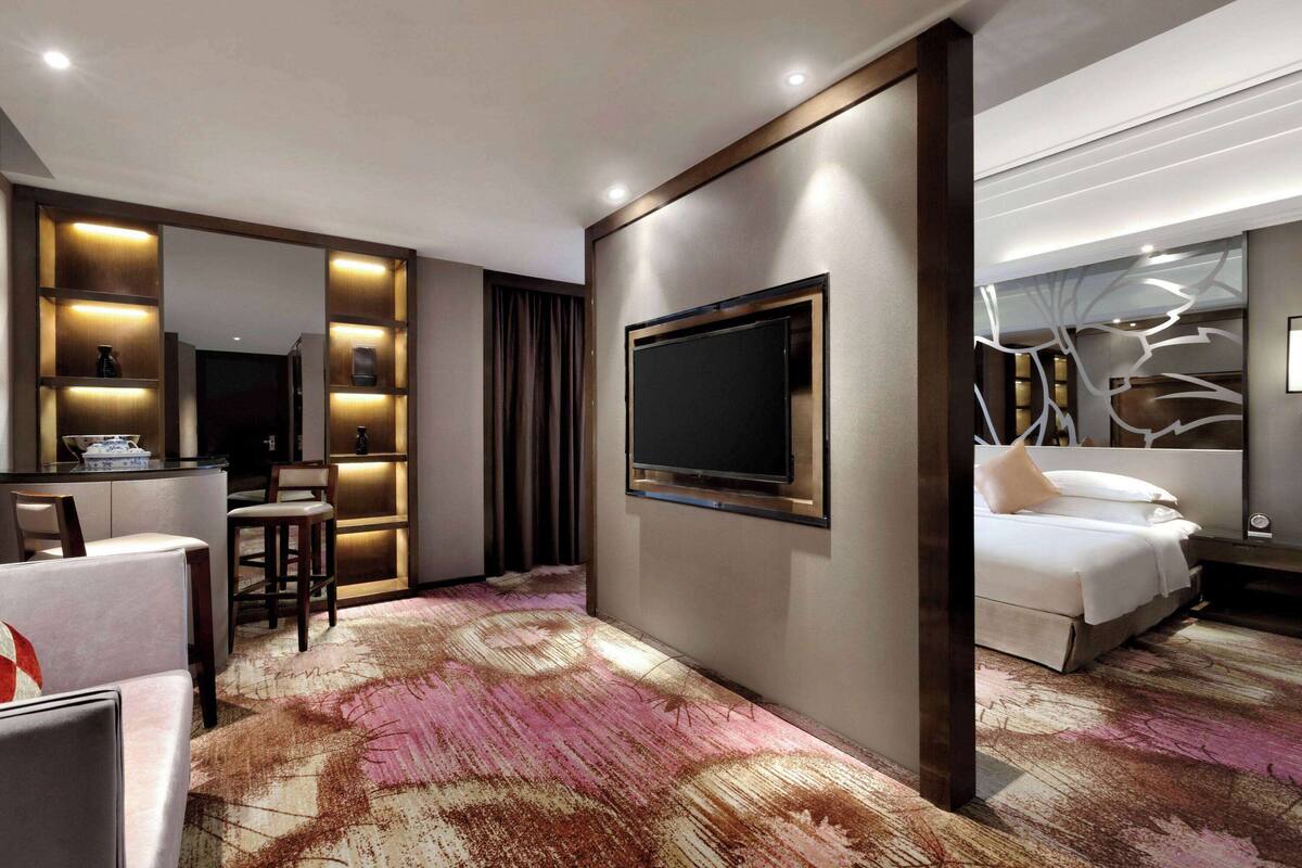 Suite, 1 King Bed, Non Smoking | Minibar, in-room safe, desk, soundproofing