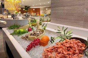 5 restaurantes; se sirve desayuno, almuerzo y cena; cocina internacional