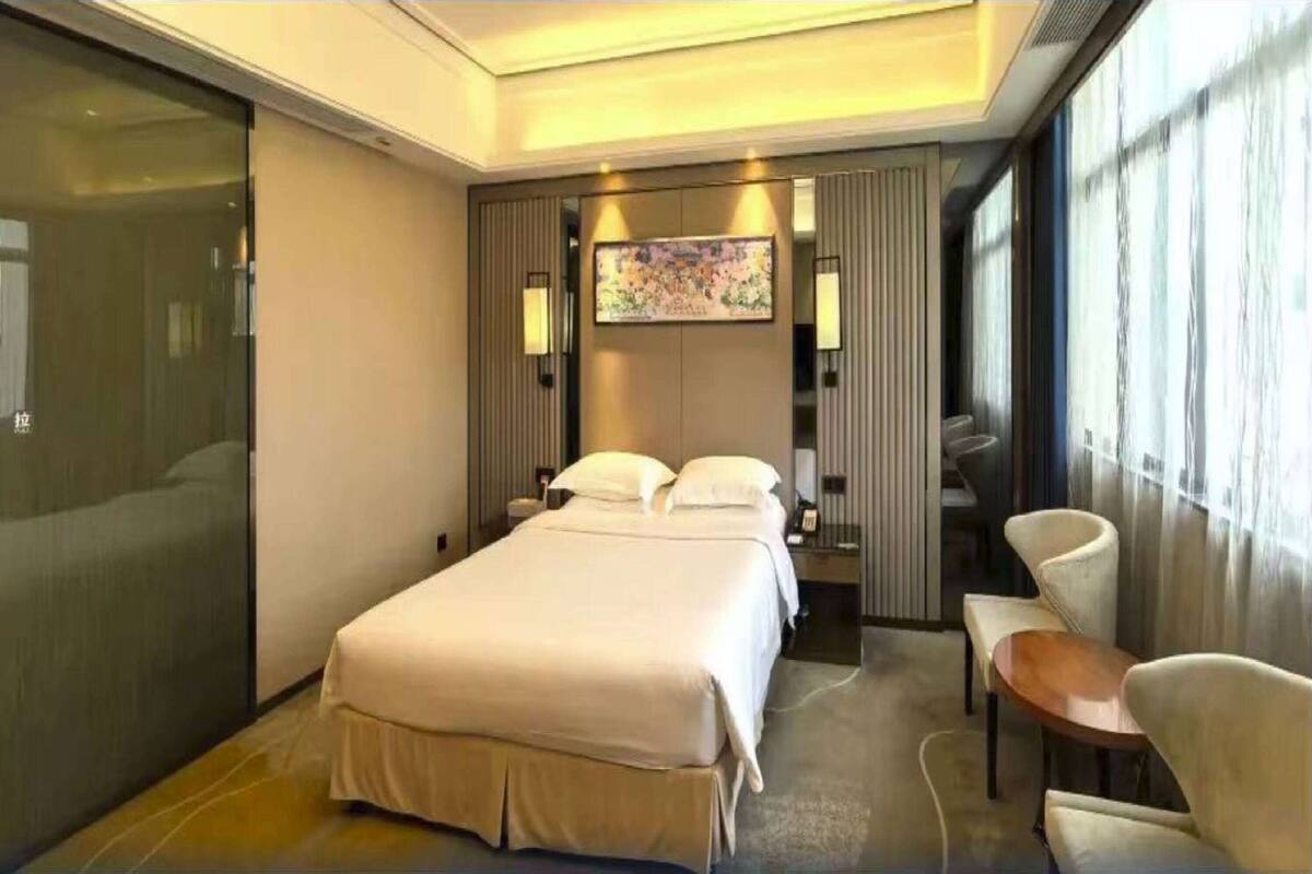 Suite, 1 King Bed, Smoking | Minibar, in-room safe, desk, soundproofing