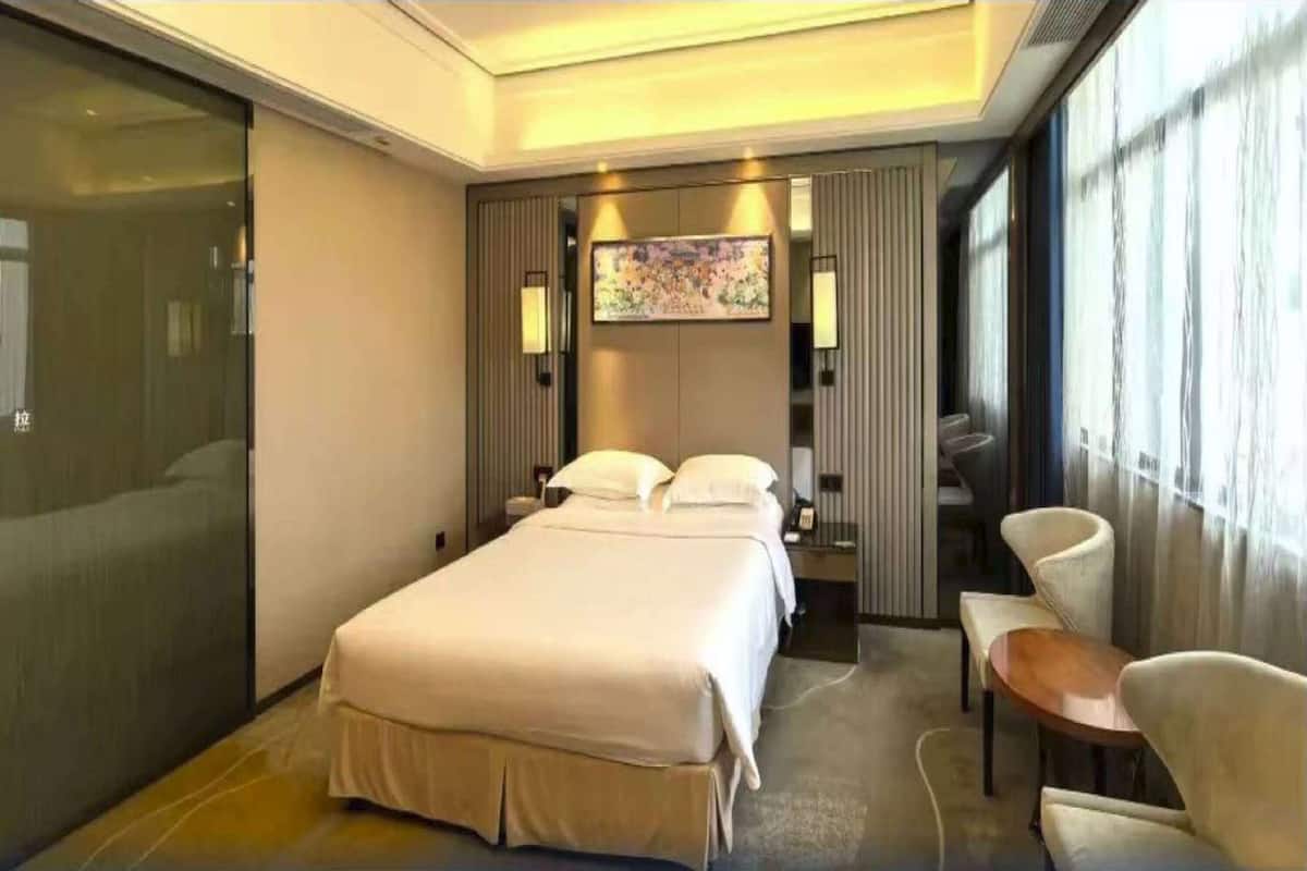 Suite, 1 cama King size, para fumadores | Minibar, caja de seguridad en la habitación y escritorio