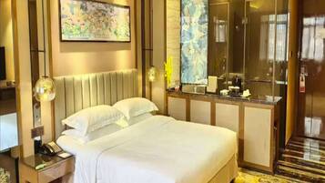 Minibar, caja de seguridad en la habitación y escritorio