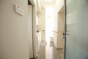 Studio | Eigene Kochnische | Kühlschrank, Mikrowelle, Herdplatte, Geschirrspüler