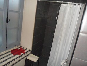 公寓, 1 間臥室 | 浴室 | 淋浴設備、風筒、提供毛巾、番梘