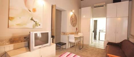 Studio | Living area | Flat-screen TV
