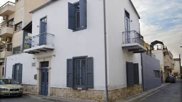 Vista frontal de la propiedad