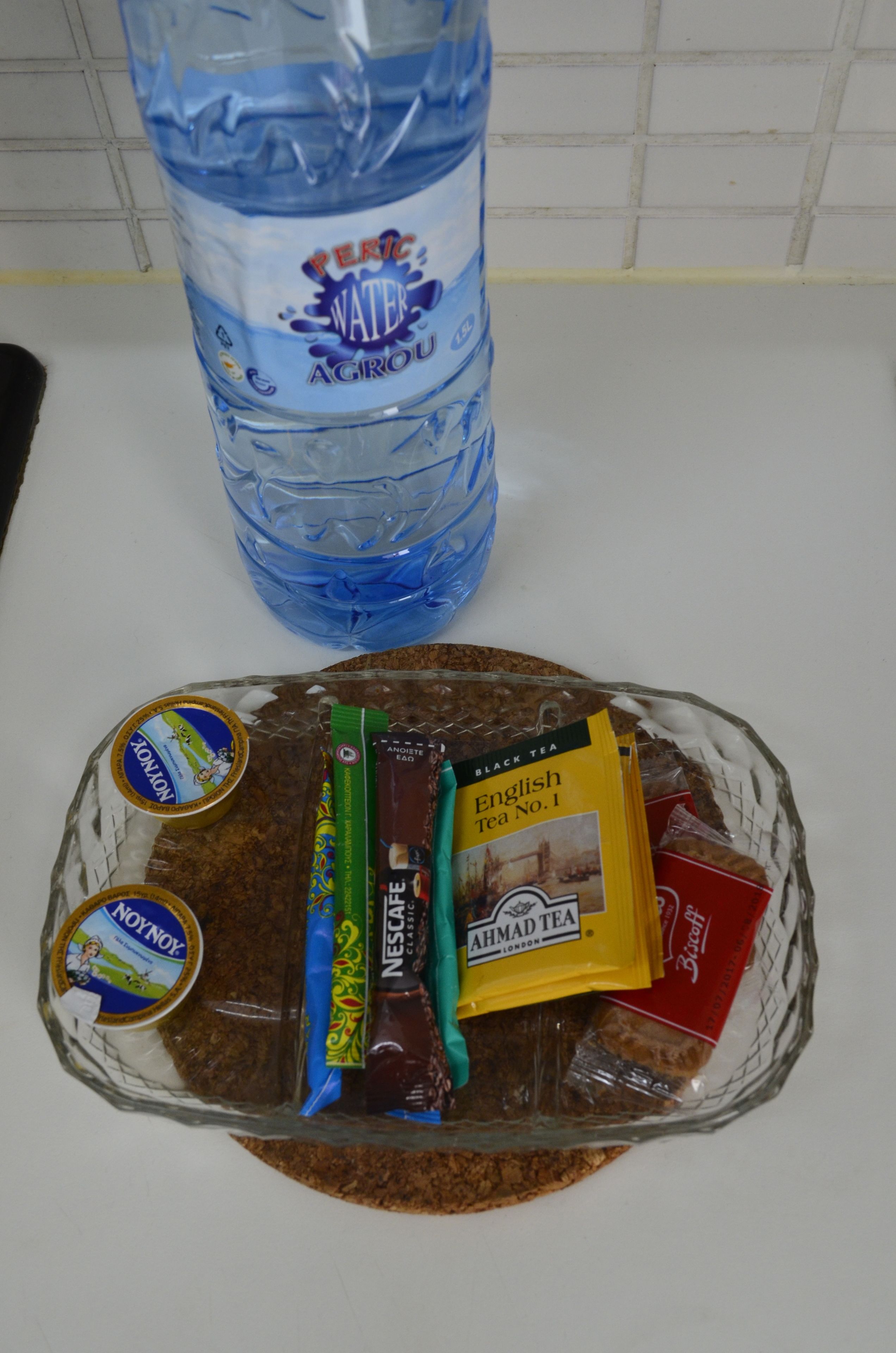 Un recipiente de vidrio con alimentos y una botella de agua.
