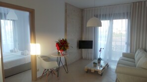 Nhà Duplex Deluxe, 2 phòng ngủ | Khu phòng khách | TV màn hình phẳng 