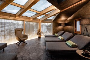 Un sauna, una bañera de hidromasaje, baño turco, tratamientos corporales