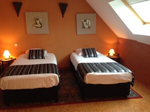 Zweibettzimmer (II) | Hochwertige Bettwaren, individuell dekoriert, individuell eingerichtet