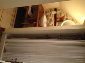 Zweibettzimmer (I) | Badezimmer | Kostenlose Toilettenartikel, Haartrockner, Bademäntel, Handtücher