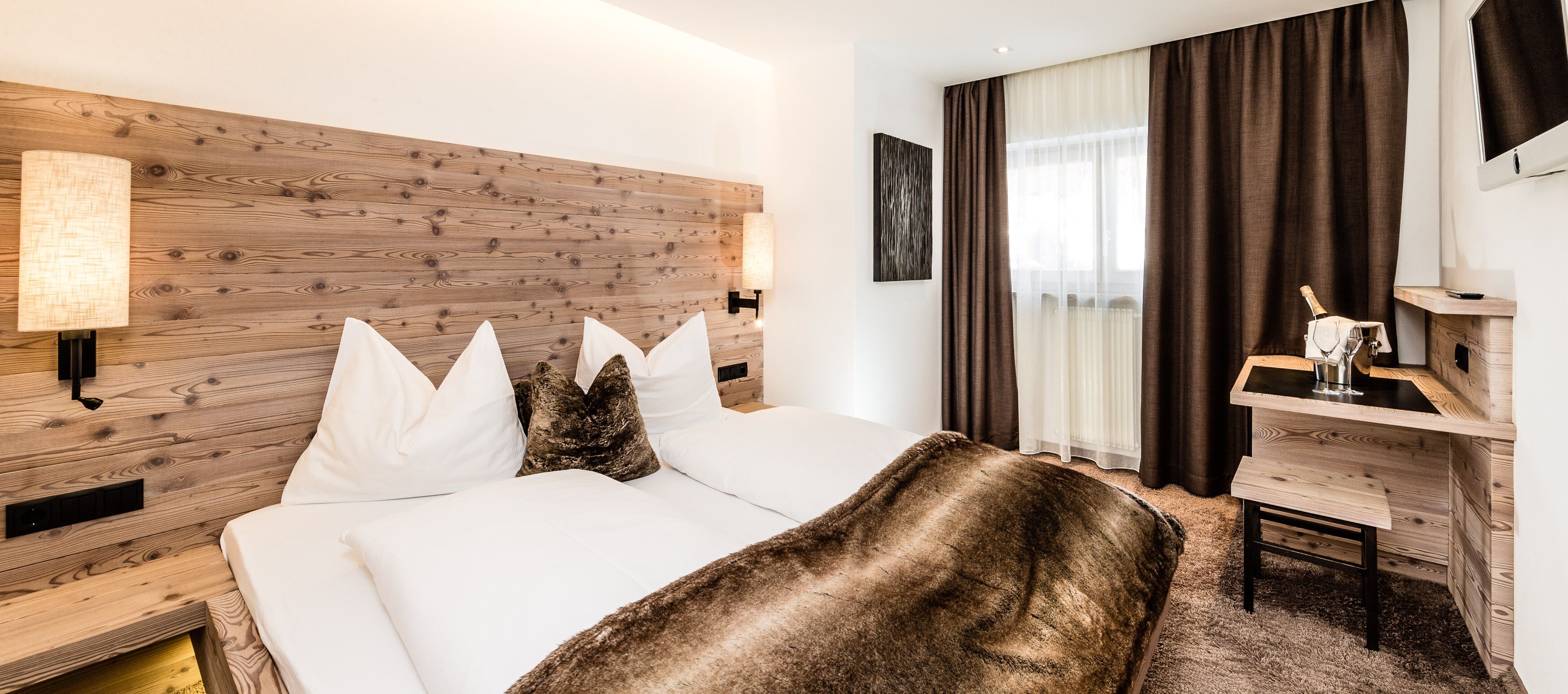 Familierom, rom vegg-i-vegg | Italienske Frette-laken, sengetøy av topp kvalitet og memory foam-senger