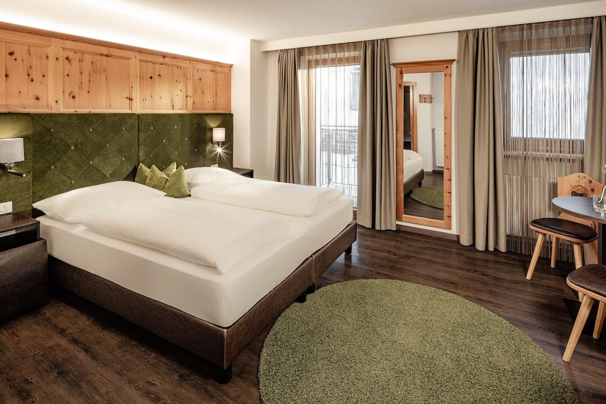 Superior-Doppel- oder -Zweibettzimmer, Balkon | 1 Schlafzimmer, Minibar, Zimmersafe, Schreibtisch