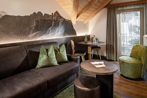 Suite | Living area | Flat-screen TV - Boutique & Fashion Hotel Maciaconi (Selva di Val Gardena)