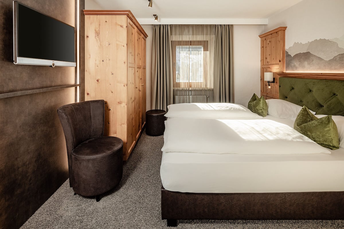 Standard-Doppel- oder -Zweibettzimmer | 1 Schlafzimmer, Minibar, Zimmersafe, Schreibtisch