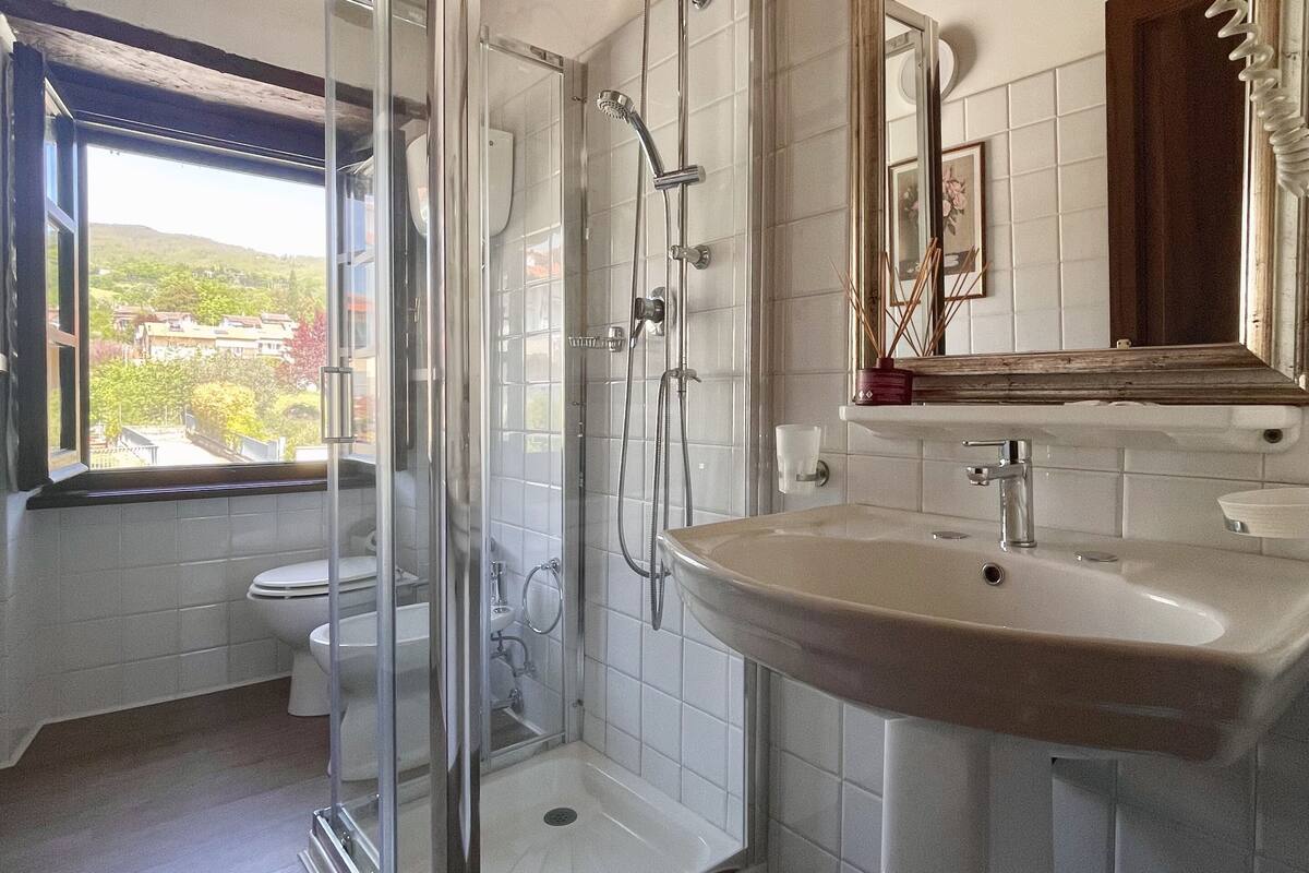 double room | bathroom | shower, free toiletries, hair dryer, bidet