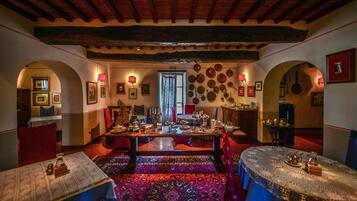 Desayuno con opciones de la cocina local diario (EUR 5 por persona)