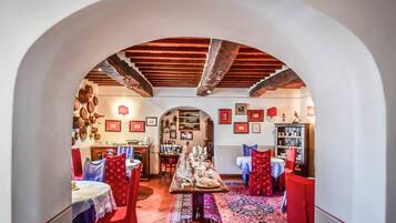 Petit déjeuner composé de spécialités régionales (5 EUR par personne)