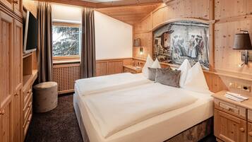 Deluxe Apartment, 1 Bedroom | In-room safe, desk, laptop workspace, blackout curtains