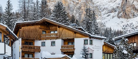 Vista frontal de la propiedad