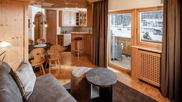 Deluxe appartement, 1 slaapkamer | Een kluis op de kamer, een bureau, een laptopwerkplek